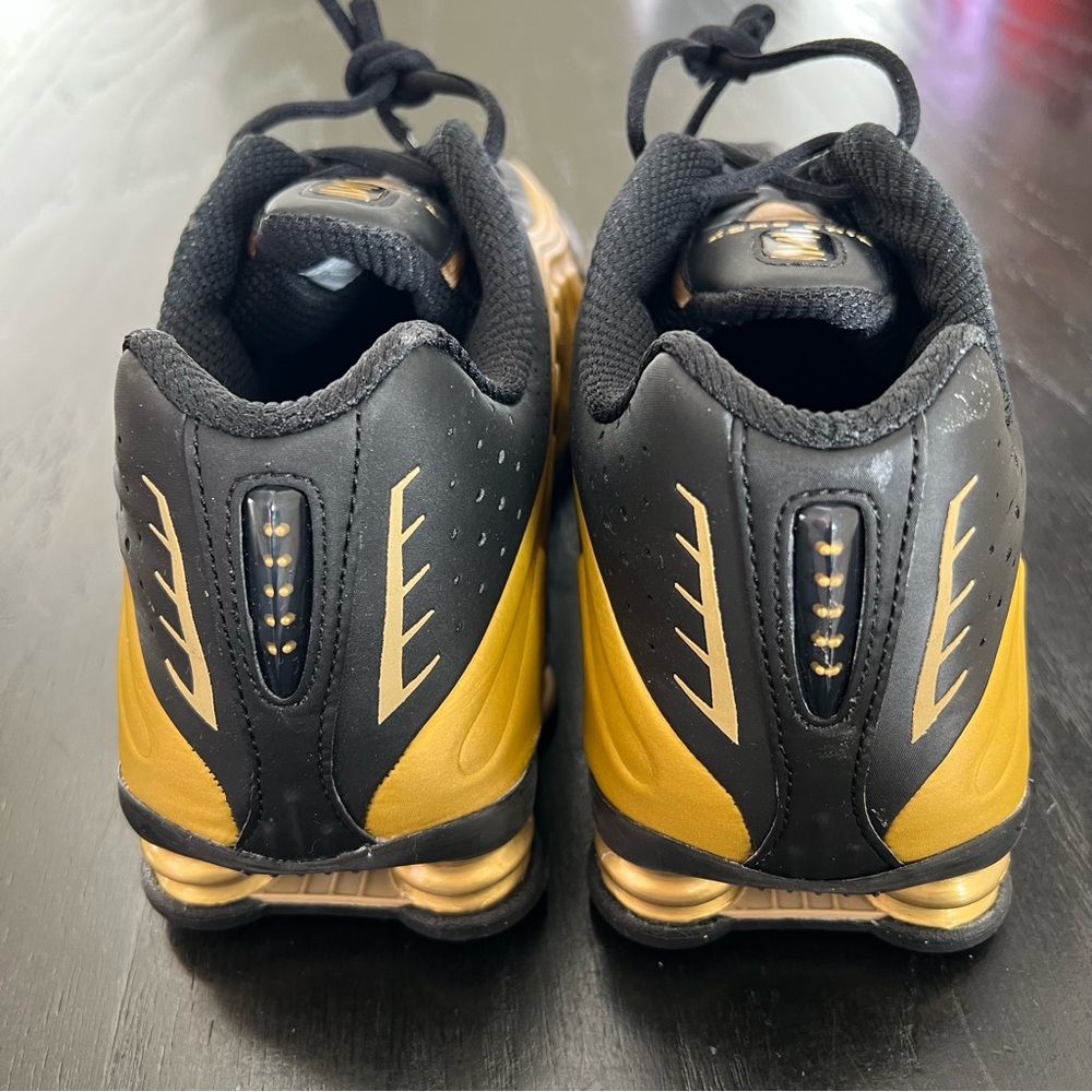 ✔️New✔️ NIKE Shox R4 'Metallic Gold' - Picture 9 of 11